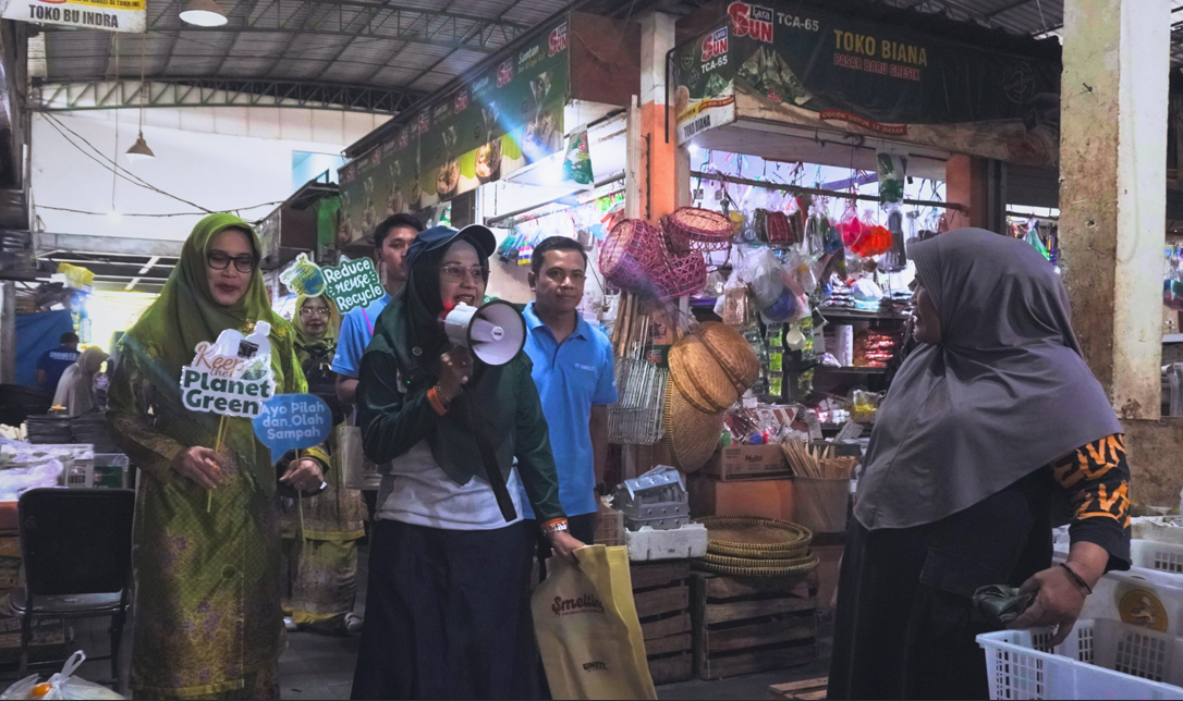 Dinas Lingkungan Hidup (DLH) Kabupaten Gresik Kolaborasi dengan PT. Smelting Indonesia hari ini menggelar aksi nyata pengurangan sampah plastik sekali pakai melalui kegiatan “Grebek Kantong Plastik”